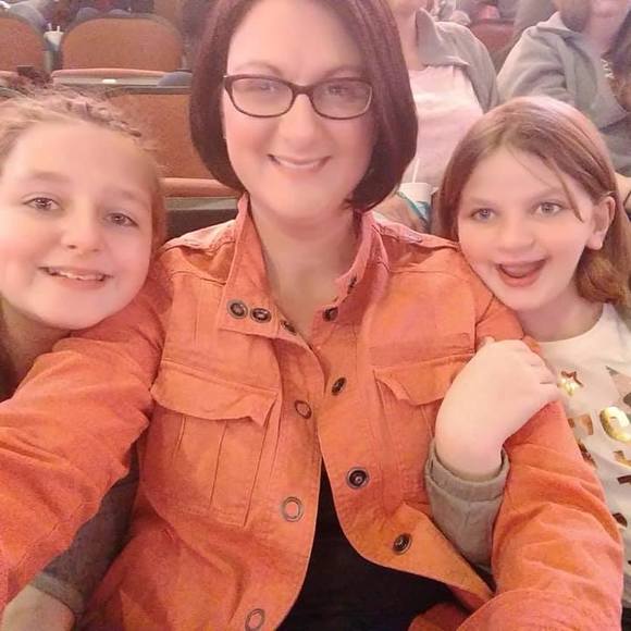 Meet your Posher, Lori - Picture 1 of 3